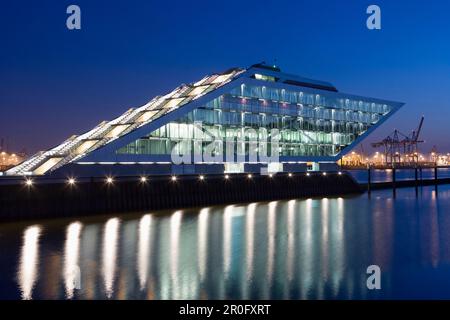 Bürogebäude in den Docklands bei Nacht, Hamburg Stockfoto