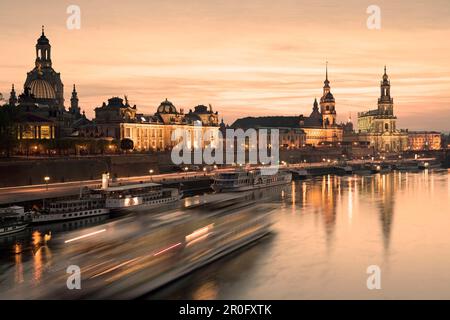 Blick auf die Elber mit Brühl's Terrasse, Akademie der Schönen Künste, Schloss Dresden, Standehaus und Hofkirche bei Nacht, Dresden, Sachsen, Deutschland Stockfoto