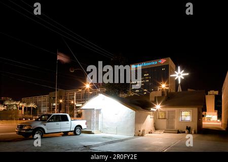 Hochzeitskapelle am Las Vegas Boulevard, dem Strip. Bank of America im Hintergrund. Die Innenstadt von Las Vegas, Nevada, USA Stockfoto