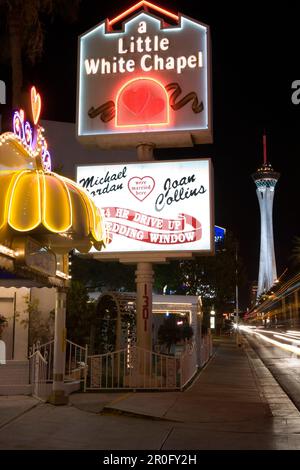 Eine kleine weiße Kapelle am Las Vegas Boulevard, dem Strip. Stratosphere Tower im Hintergrund. Die Innenstadt von Las Vegas, Nevada, USA Stockfoto