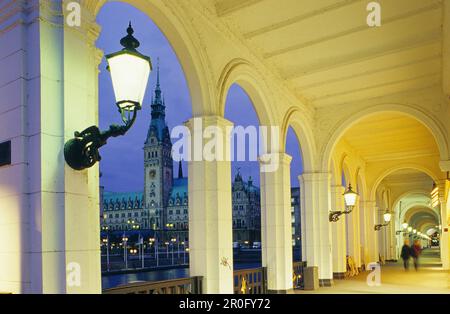 Alster-Arkaden und Rathaus bei Nacht, Hamburg, Deutschland Stockfoto