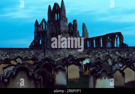 Europa, Großbritannien, England, North Yorkshire, Whitby, Abtei und Kirchhof Stockfoto
