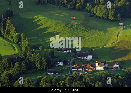 Blick aus einem hohen Winkel auf Wamberg in der Nähe von Garmisch-Partenkirchen, Bayern, Deutschland Stockfoto