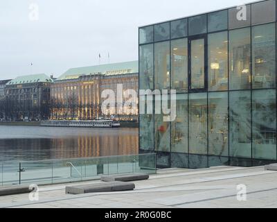 Alstersee mit Hapag Lloyd Gebäude, Hamburg, Deutschland Stockfoto