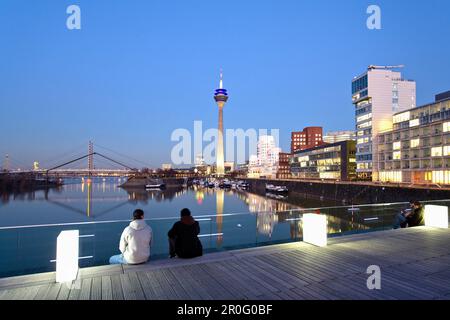 Blick über den Rhein zum Medienhafen mit Rheinturm am Abend, Düsseldorf, Nordrhein-Westfalen, Deutschland Stockfoto