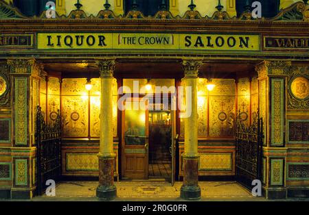 The Crown Liquor Saloon in Great Victoria Street, Belfast, County Antrim, Nordirland, Vereinigtes Königreich, Europa Stockfoto