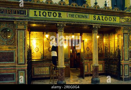 The Crown Liquor Saloon in Great Victoria Street, Belfast, County Antrim, Nordirland, Vereinigtes Königreich, Europa Stockfoto