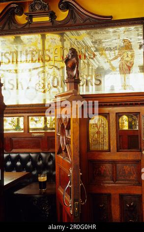 The Crown Liquor Saloon in Great Victoria Street, Belfast, County Antrim, Nordirland, Vereinigtes Königreich, Europa Stockfoto