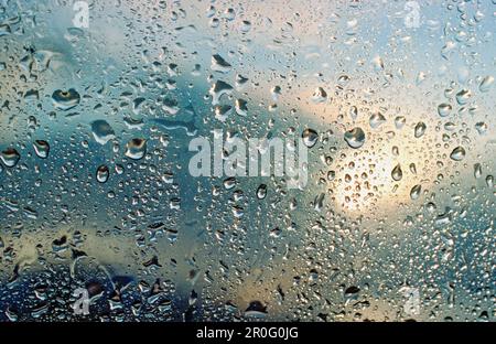 Regen, Regentropfen am Fenster Stockfoto