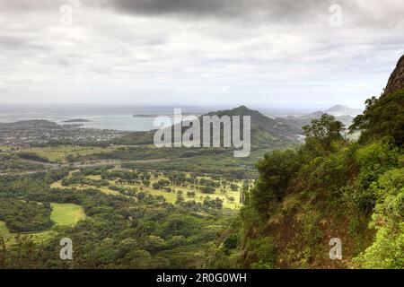 Blick auf Nuuanu Pali Lookout, Oahu, den Pazifischen Ozean, Hawaii, USA Stockfoto