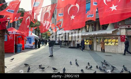 Eyup, Istanbul, Türkei - 07.Mai 2023: Politische Parteikabinen der KWK, republikanische Volkspartei und ihre und türkische Flaggen Stockfoto