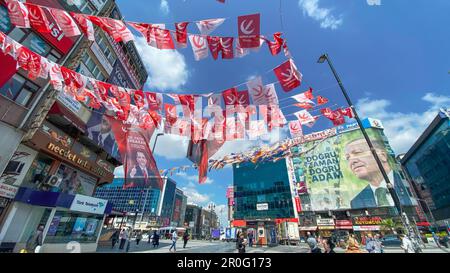 Gaziosmanpasa, Istanbul, Türkei - 08.Mai 2023: Flaggen der neuen Wohlfahrtspartei, Yeniden Refah Partisi auf Türkisch, vor Erdogan-Bild vor Grand el Stockfoto