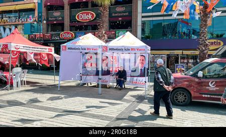 Gaziosmanpasa, Istanbul, Türkei - 08.Mai 2023: Neue Wohlfahrtspartei, Yeniden Refah Partisi auf Türkisch, Sitzecke und Zelt auf Platz für die Wahlen 2023 Stockfoto