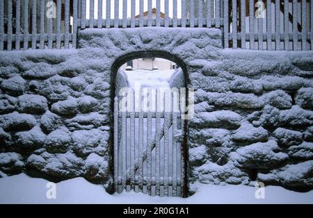 Schneebedecktes Tor, gesendet, untere Engadine, Engadine, Grisons, Die Schweiz Stockfoto