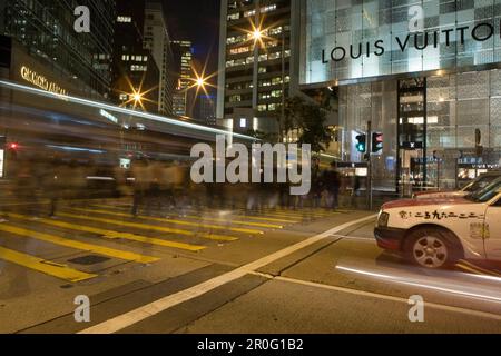 Fußgängerüberweg vor Louis Vuitton Shop in Canton Road bei Nacht, Kowloon, Hong Kong, China, Asien Stockfoto