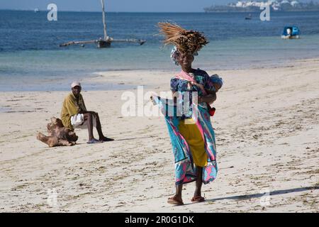 Kenianische Frau mit Baby am Shanzu Beach, Mombasa, Kenia, Afrika Stockfoto