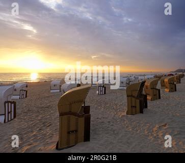 Liegestühle am Strand bei Sonnenaufgang, Bansin, Mecklenburg-Vorpommern, Deutschland Stockfoto