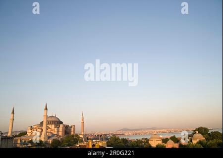 Panoramablick mit Hagia Sophia im Abendlicht, Istanbul, Türkei, Europa Stockfoto