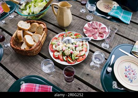 Französisches Abendessen während der Familienwanderung mit einem Esel in den Cevennes-Bergen, Toureves, Frankreich Stockfoto