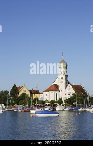 Blick über den Bodensee, Wasserburg mit Str. Georges Kirche, Bayern, Deutschland Stockfoto