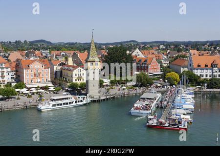 Ausflugsboote im Hafen mit Mangturm, Lindau, Bayern, Deutschland Stockfoto