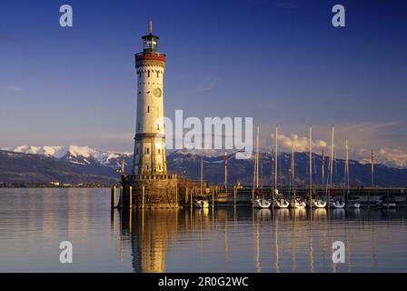 Leuchtturm am Hafen vor den schneebedeckten Alpen, Lindau, Bodensee, Baden-Württemberg, Deutschland Stockfoto