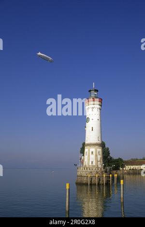 Leuchtturm und Zeppelin vor blauem Himmel, Lindau, Bodensee, Baden-Württemberg, Deutschland Stockfoto