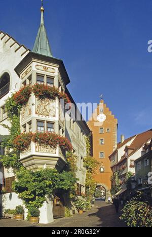 Blick auf Obertor und Haus Bären in der Altstadt, Meersburg, Baden-Württemberg, Deutschland Stockfoto