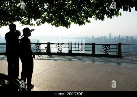 Ein Paar genießt den Blick auf die Skyline in Chongqing, China, Asien Stockfoto