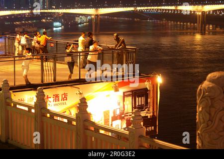 Terrasse über dem Fluss Jialing, Chongqing, China, Asien Stockfoto