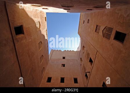 Niedriger Winkel Blick vom Innenhof von Fort Jabrin, Oman, Asien Stockfoto