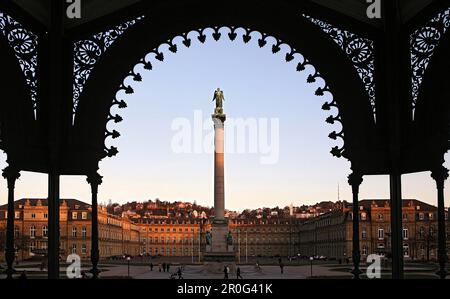 Neues Schloss mit Jubilaeumssaeule im Licht der Abendsonne, Schlossplatz, Stuttgart, Baden-Württemberg, Deutschland Stockfoto
