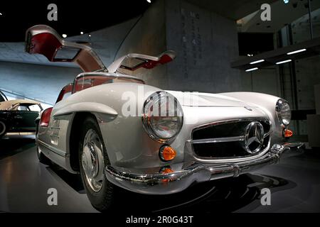 Mercedes Benz 300 SL Coupé, mit Flügeltüren, im Mercedes Benz Museum, Bad Cannstadt, Stuttgart, Baden-Württemberg, Deutschland Stockfoto