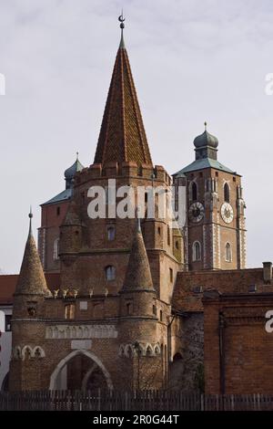 Kreuztor, eines der noch existierenden Tore der alten Stadtmauer, Kirche im Hintergrund, Ingolstadt, Bayern, Deutschland Stockfoto