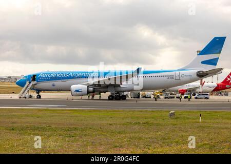 Aerolineas Argentinas Airbus A330-202 (REG: LV-GHQ) kam mit einem Direktflug aus Buenos Aires an. Stockfoto