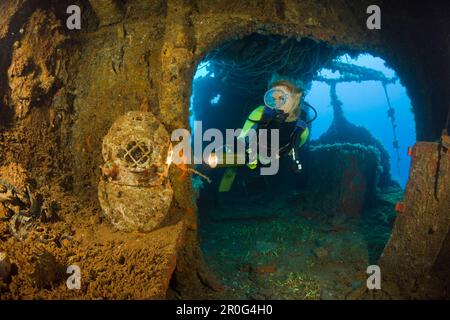 Taucher entdecken Taucherhelm auf Brigde von USS Saratoga, Marshall-Inseln, Bikini-Atoll, Mikronesien, Pazifik Stockfoto