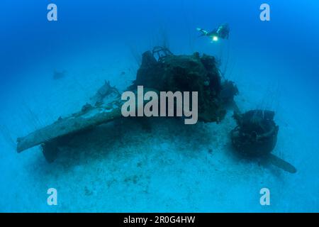 Taucher und Bomber auf der Hafenseite der USS Saratoga, Marshallinseln, Bikini-Atoll, Mikronesien, Pazifik Stockfoto