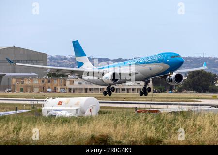 Aerolineas Argentinas Airbus A330-202 (REG: LV-GHQ) kam mit einem Direktflug aus Buenos Aires an. Stockfoto