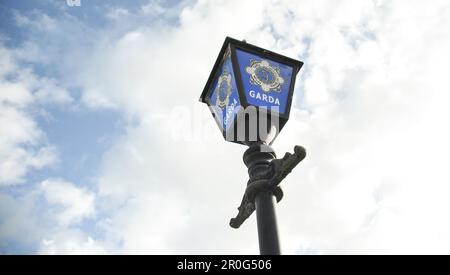Ein Lampenschild vor dem Bahnhof Garda, Limerick. Irland Stockfoto