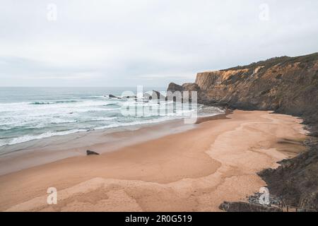 Panoramablick auf den wunderschönen Strand Praia da Amalia bei Sonnenuntergang auf dem Fisherman Trail, der die Atlantikküste im Westen Portugals sät. Ein bekannter Stockfoto