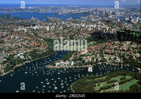 Blick über den Middle Harbour und die umliegenden Vororte zur Stadt, Sydney, New South Wales, Australien Stockfoto