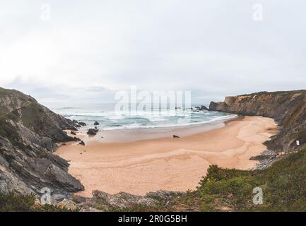 Panoramablick auf den wunderschönen Strand Praia da Amalia bei Sonnenuntergang auf dem Fisherman Trail, der die Atlantikküste im Westen Portugals sät. Ein bekannter Stockfoto