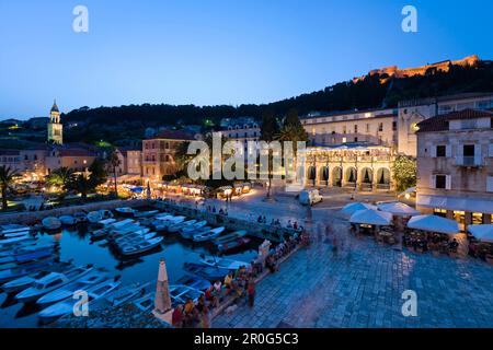 Hafen und Palace Hotel in der Altstadt in den Abend, Hvar, Insel Hvar, Dalmatien, Kroatien, Europa Stockfoto