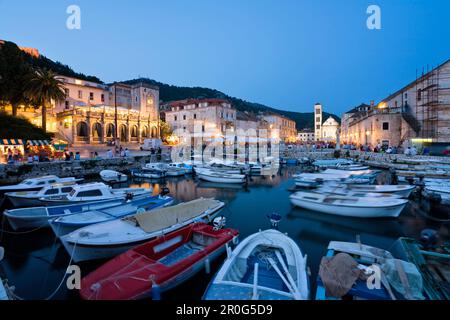 Boote im Hafen und Palace Hotel in der Altstadt in den Abend, Hvar, Insel Hvar, Dalmatien, Kroatien, Europa Stockfoto