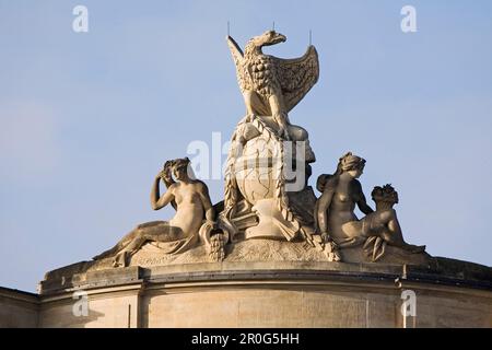 Statuen auf dem Dach der alten Bibliothek, heute Teil von der Humboldt-Universität, Bebelplatz, Berlin Stockfoto