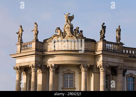 Statuen auf dem Dach der alten Bibliothek, heute Teil von der Humboldt-Universität, Bebelplatz, Berlin Stockfoto