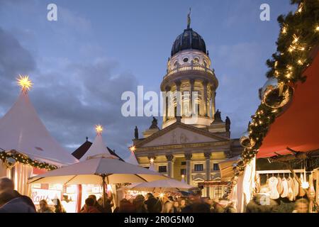 Weihnachtsmarkt, Gendarmenmarkt mit französischem Dom, Berlin, Deutschland Stockfoto