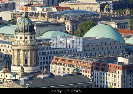 Blick auf die französische Kathedrale, St. Hedwigs Kathedrale und Deutsches Historisches Museum, Berlin Stockfoto