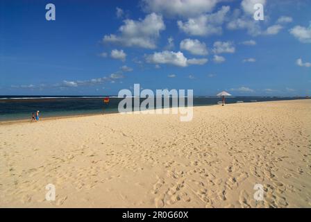 Der Strand des Amanusa Resort unter blauem Himmel, Nusa Dua, Südbali, Indonesien, Asien Stockfoto