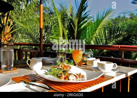 Ein Tisch ist für das Frühstück im Hotel Four Seasons, Sayan, Ubud, Central Bali, Indonesien, Asien Stockfoto